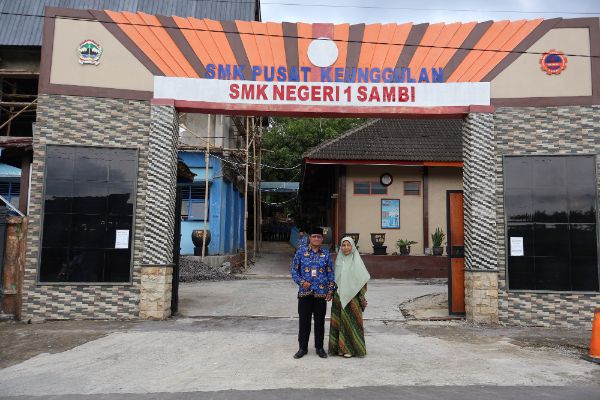 Bapak Darsono, SE., S.Kom., M.M menyambut tamu dari SMKN 1 Sedan Rembang